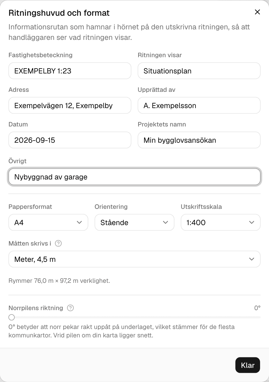 Dialogen för ritningshuvudet med fält för fastighetsbeteckning, adress, upprättad av och datum, samt pappersformat, orientering och utskriftsskala.